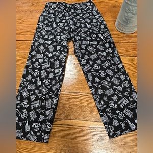 Sunny Leigh black ankle pants w/white fashion print. Side zip closure. Size 6.